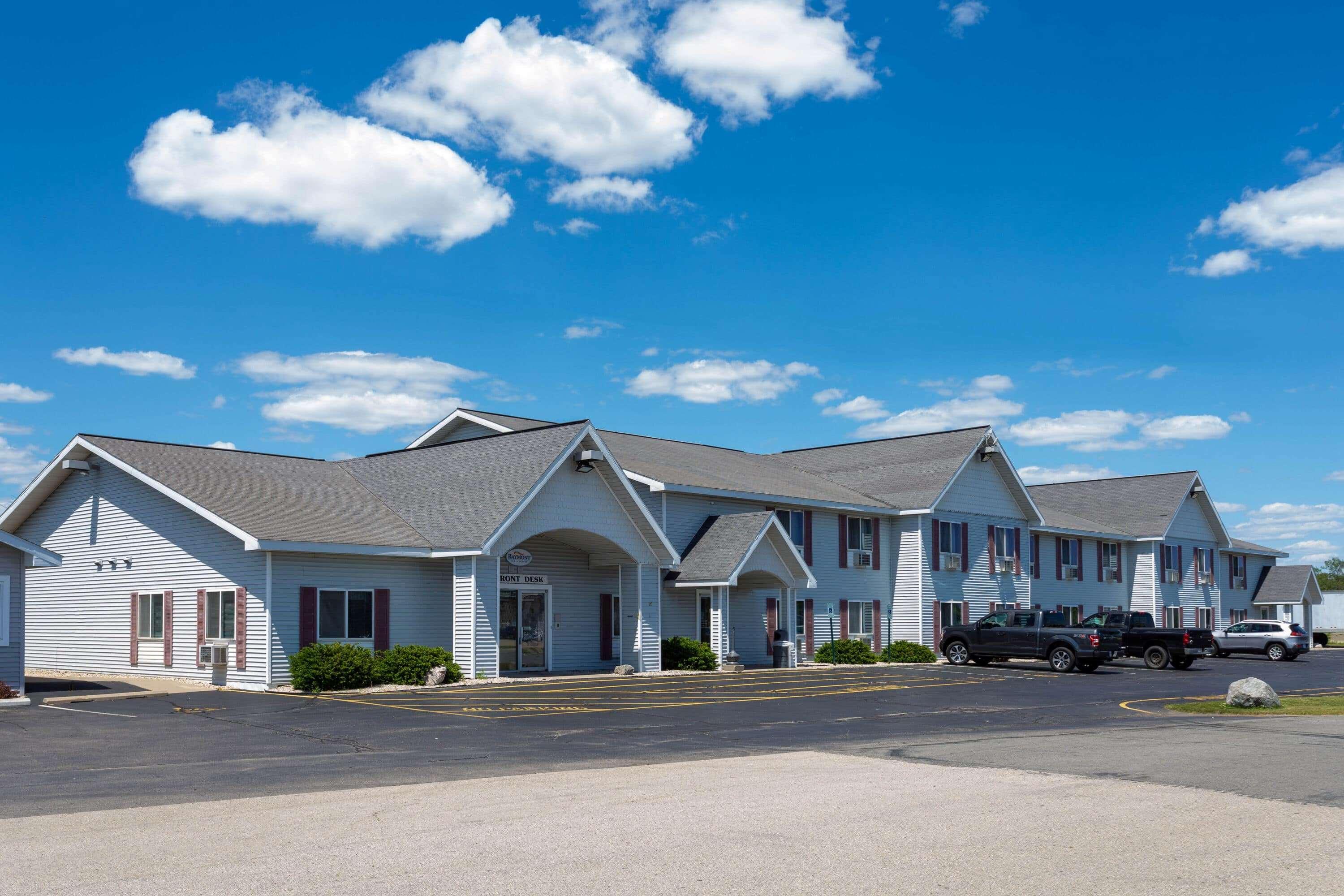 Baymont By Wyndham Marinette Hotel Exterior foto
