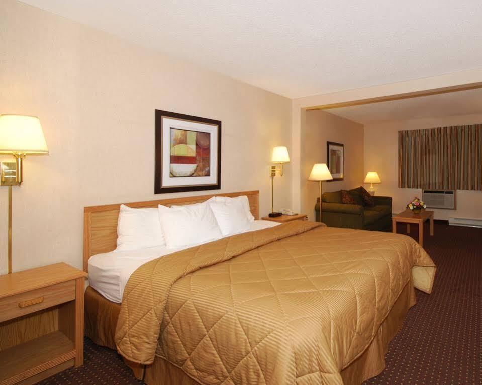 Baymont By Wyndham Marinette Hotel Exterior foto